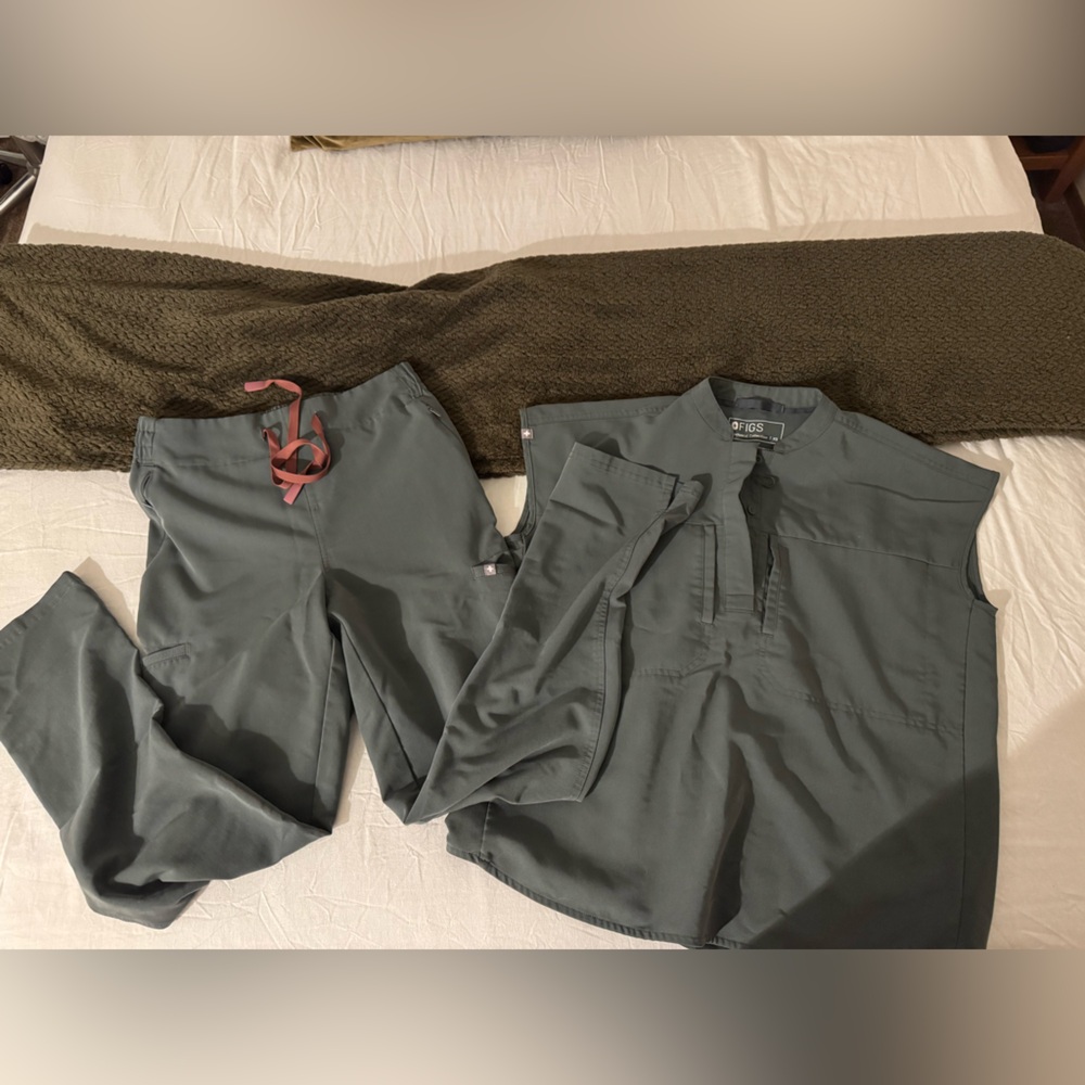 Figs Women's Top and Pants Set in Olive Green